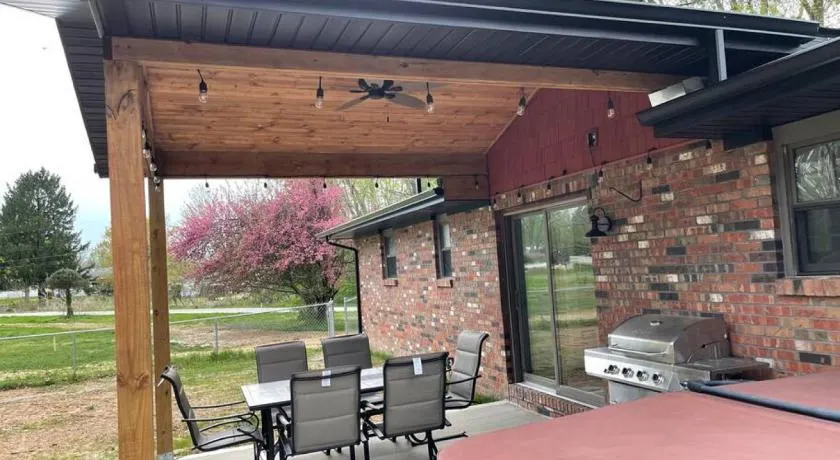 Private 4 Bedroom Home with a hot tub - Image 1