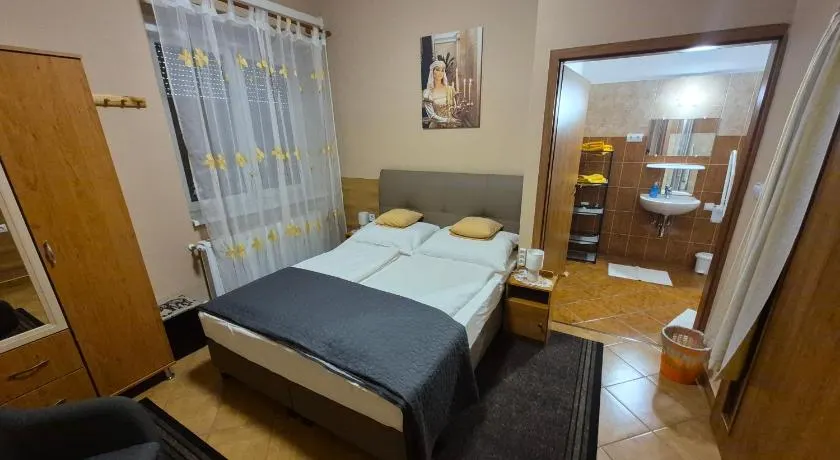 Vár-Liget Vendégház - Image 1