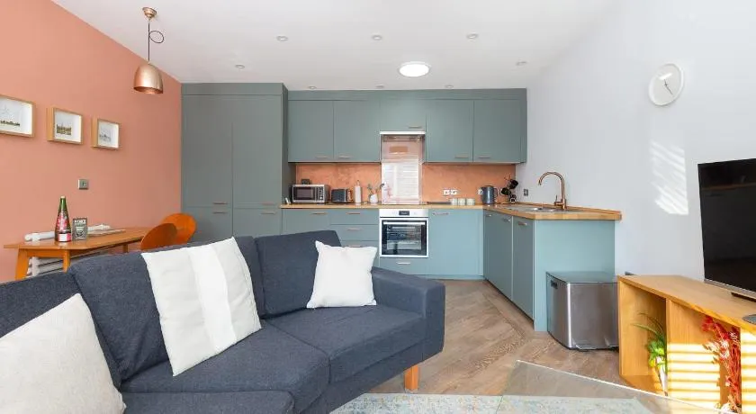 Stylish Home Beautiful Views & Parking Stroud - Image 1
