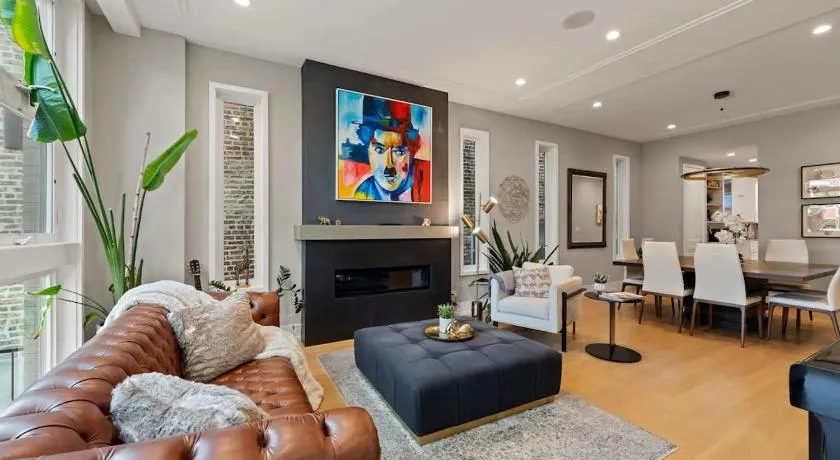 Stunning 5BR Home in Heart of Chicago with 2 Rooftops - Image 1