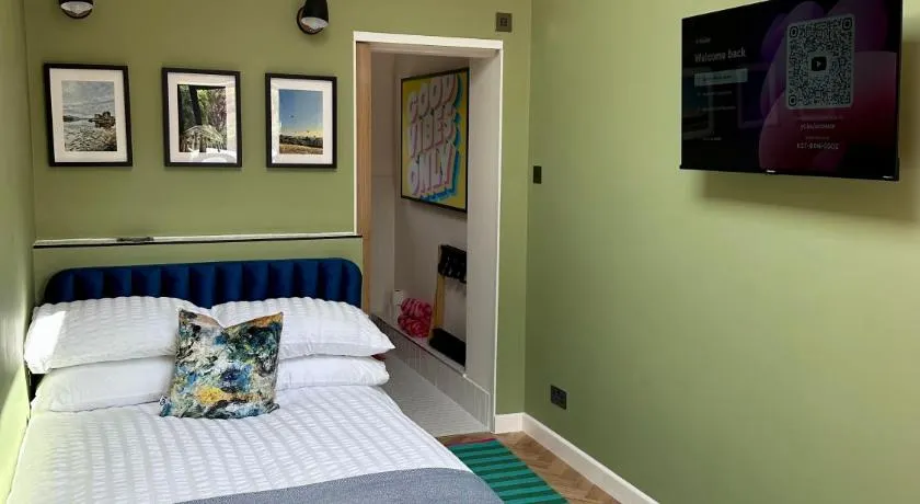 Private room with ensuite and small double bed - Image 1
