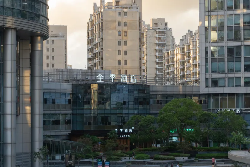 JI Hotel Shanghai Zhenbei Road Metro Station - Image 1