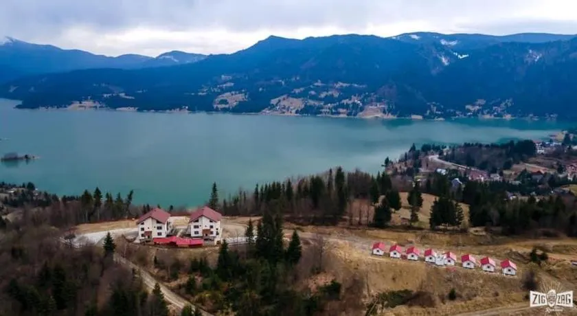 Pensiunea Farmecul Naturii și căsuțe individuale de închiriat Colibița - Image 1