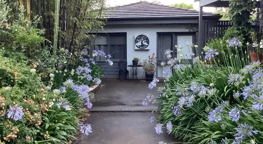 Agapantha Cottage, Country in the City, one bedroom, original art works - Image 1