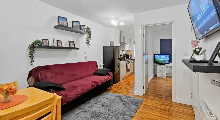Modern 1BR Flat in Central Harrow Sleeps 4 - Image 1