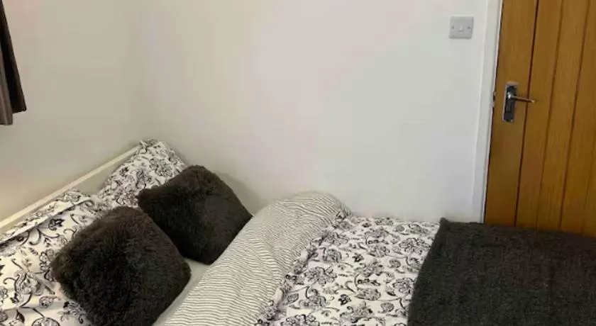 Studio flat with private entrance - Image 1