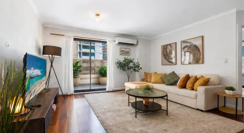 The Regent Stylish City Apartment with Free Parking - Image 1