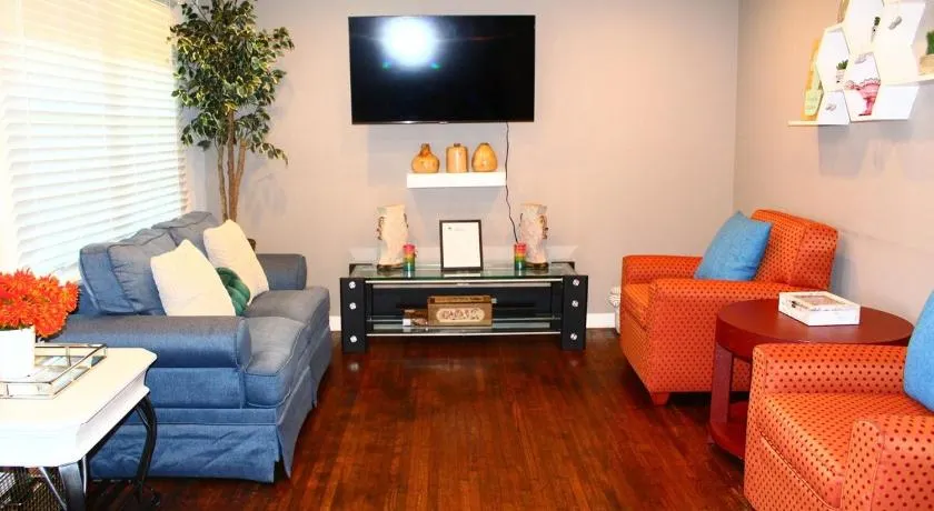 Cozy, Relaxing 4-Bedroom House in Forest Park - Image 1