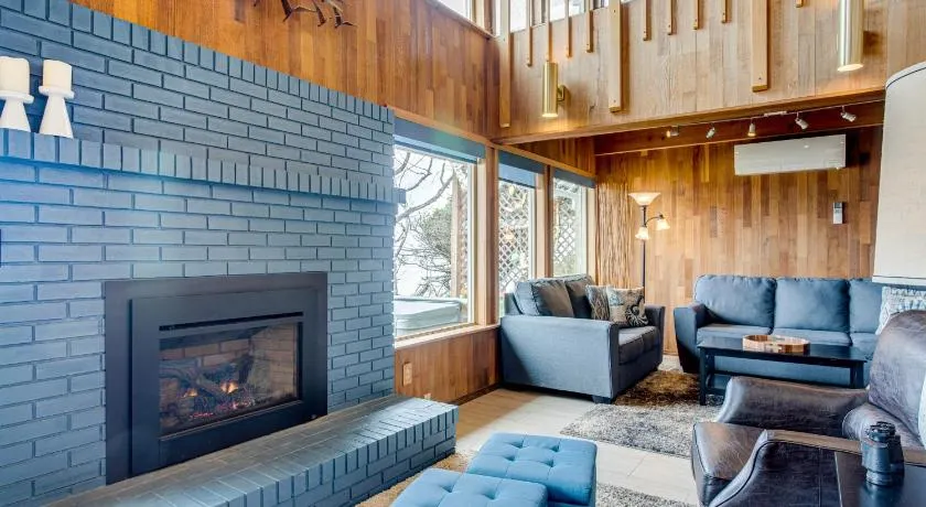 Ocean Front Home on Sandy Beach! Dog Friendly! Hot Tub! - Image 1