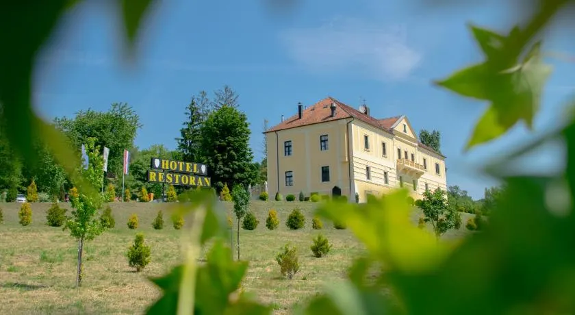 Hotel & Restoran Dvorac Gjalski - Image 1