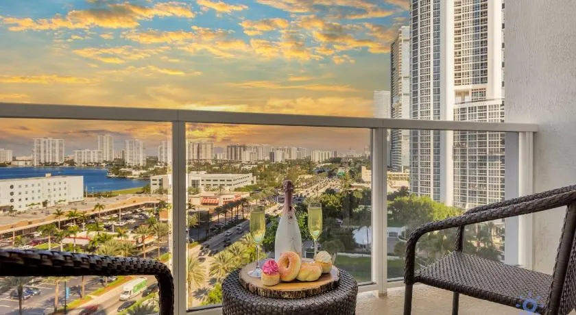 Deluxe Studio Balcony Bay View Amazing Pool - Image 1