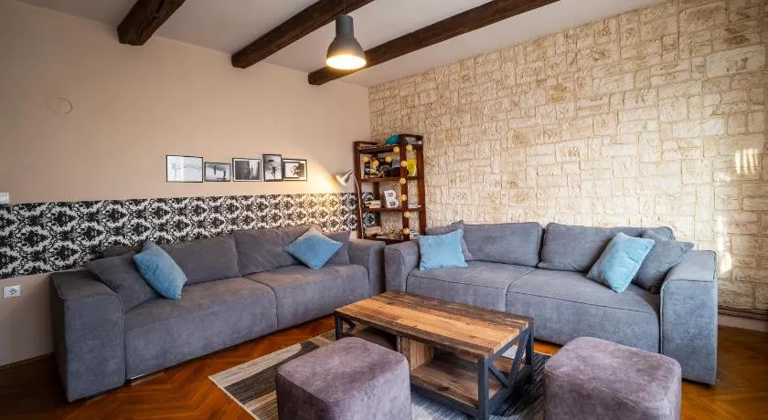 Garden Holiday Home - Image 1