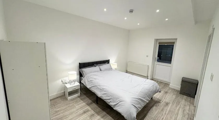 Luxury 3 Bedroom Retreat 5 min to Elizabeth - Image 1