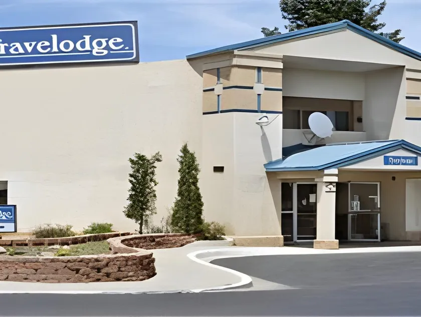 TravelStar Inn & Suites - Image 1