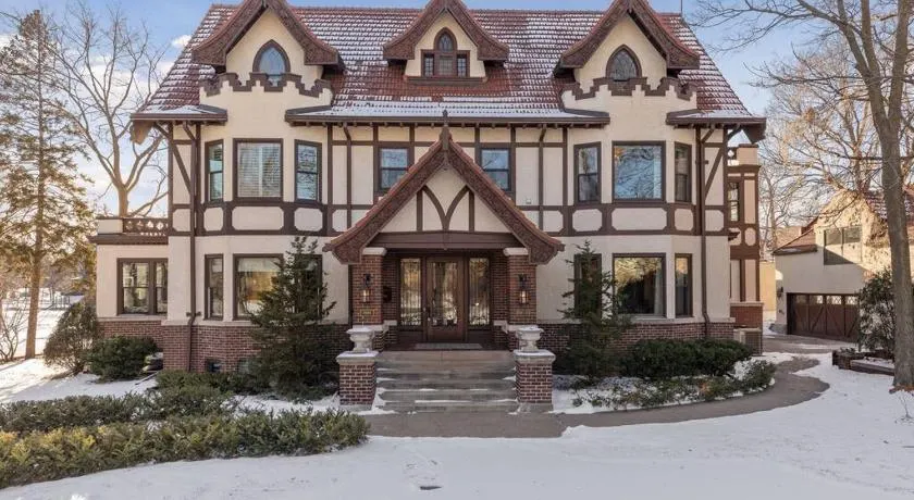 Luxury 6600 sq.ft Stunning Home/Sleeps 10+ - Image 1