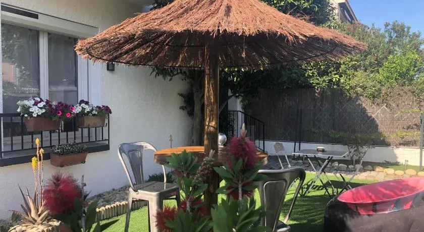 Au Bougainvillier - Image 1