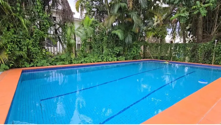 Serene 2BDR Apartment w/ swimming pool free Wi-fi - Image 1