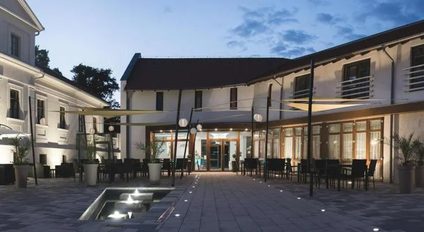 Munkácsy Hotel - Image 1