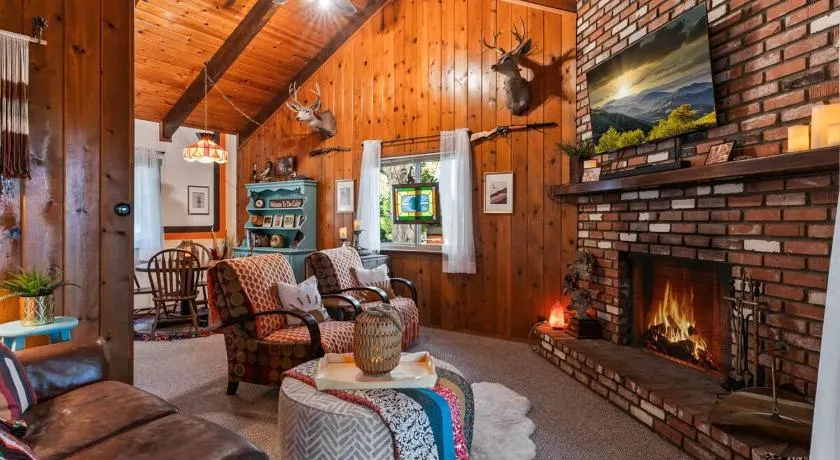 Retro Retreat, BBQ, Patio with Outdoor Seating! - Image 1