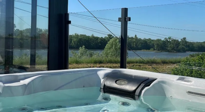 Jacuzzi et Vue sur Loire - Maison d'hôtes L'Odyssée - Image 1