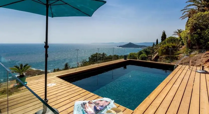Sea-view villa for 8 guests with heated pool - Image 1