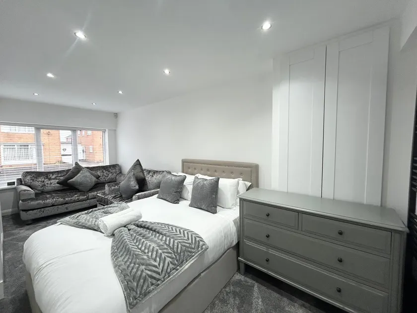 Dalton House - Private Parking - Image 1