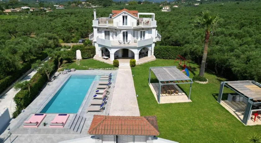 Gala's Elegant Home Villa - Image 1