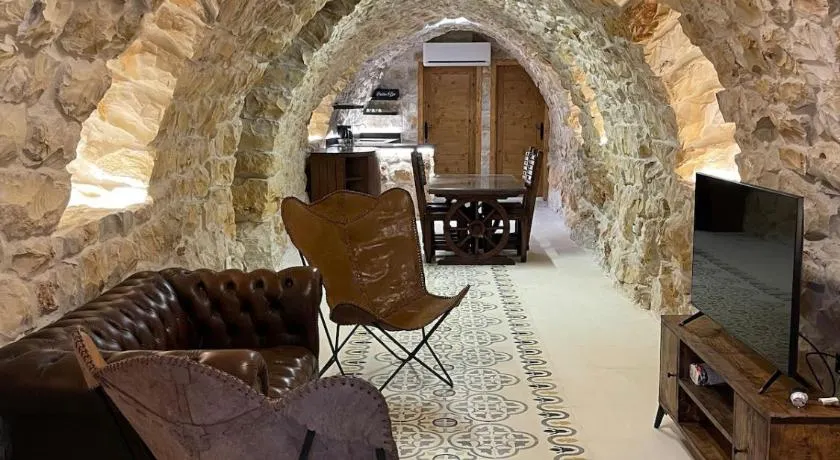 Bella Guesthouse with Garden, Pool & Jacuzzi - Image 1
