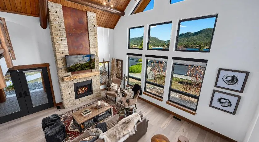 Relax in The Rockies – Located on Lake Estes, Jacuzzi and Indoor/Outdoor Fireplace - Image 1