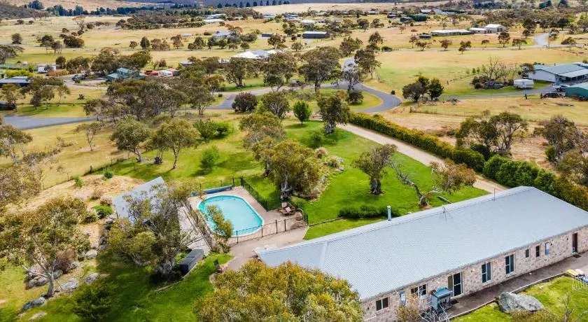 Winterwood Lodge - 6mins Jindabyne -Pets Allow-Floor Heating Winter-Swimming Pool Summer - Image 1