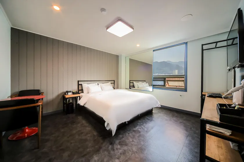 AU Hotel - Image 1