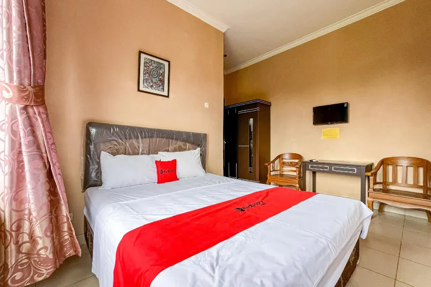 RedDoorz Casa Delray Syariah at Pantai Pelabuhan Ratu - Image 1