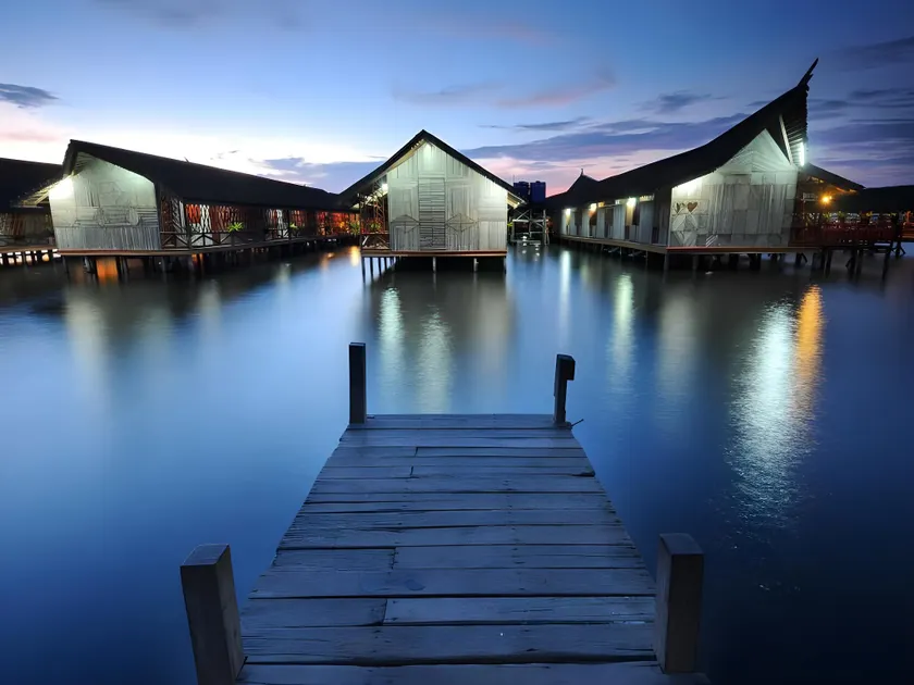 Dragon Inn Floating Resort - Image 1