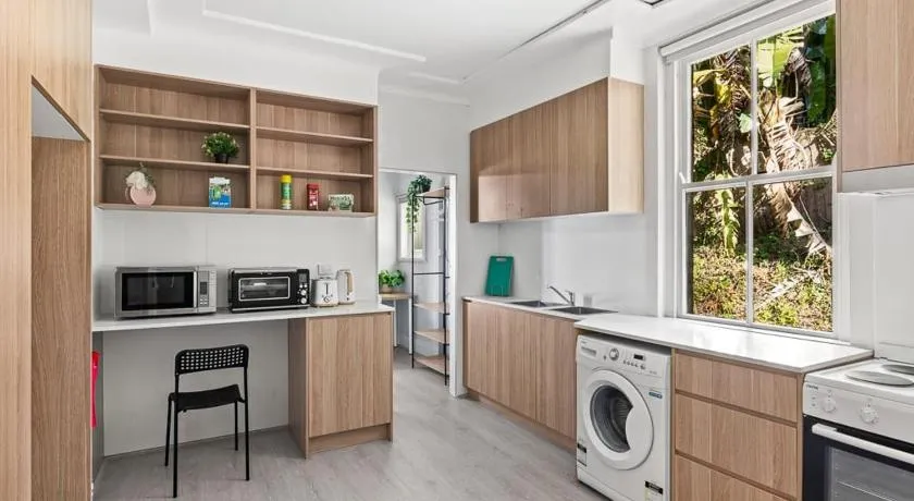 Modern Private Double Room - Centrally Located - Shared Bathroom - Image 1