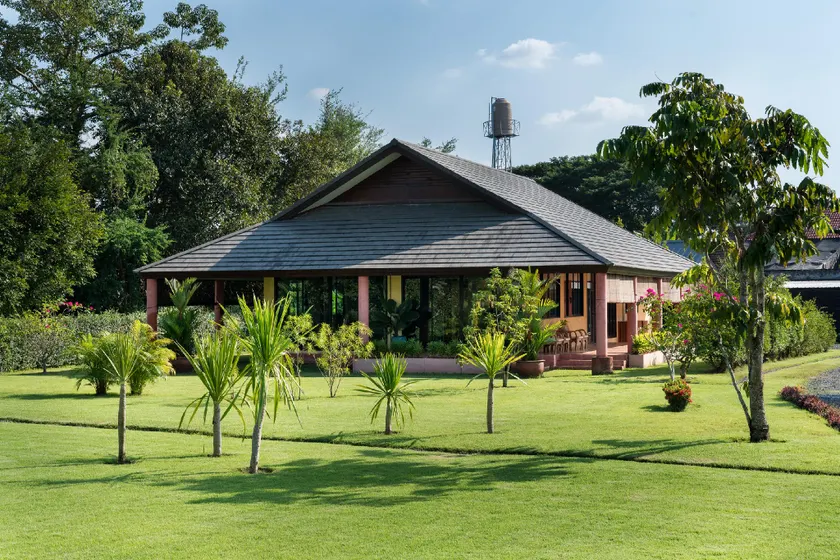 A tropical garden house with a Sala. - Image 1