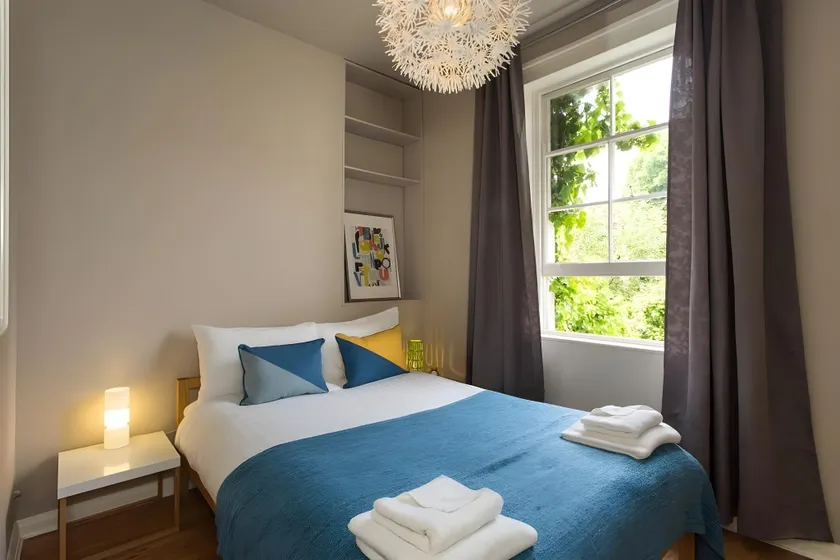 Camden Apartment By Morethanstays - Image 1