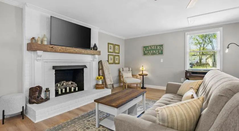 The Country Cottage, Charming 1-Acre Country Escape Near Historic Downtown Franklin - Image 1