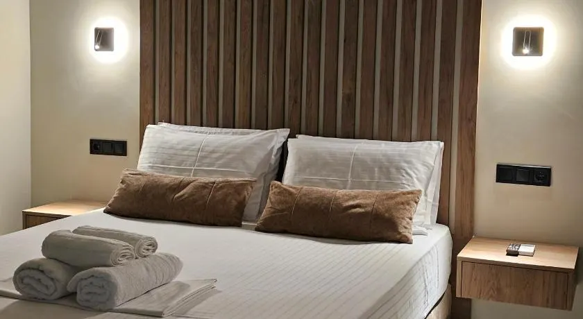 Rea's Luxury Apartments - Image 1