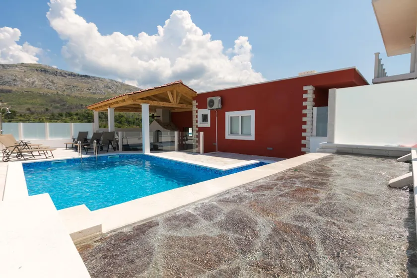 Oz's Oasis Appartement spacieux avec piscine privée et jardin - Image 1