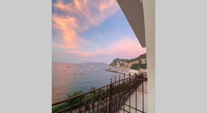 Casa di charme panoramica a Capri sulla spiaggia. - Image 1
