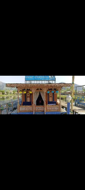 Dolphin houseboat - Image 1