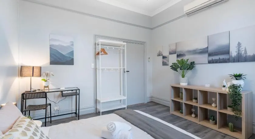 Tranquil Double Room - Next to Bus Station & Park & Chinatown - Shared Bathroom - Image 1