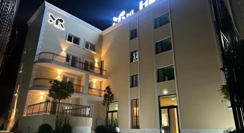 Mimi Hotel - Image 1