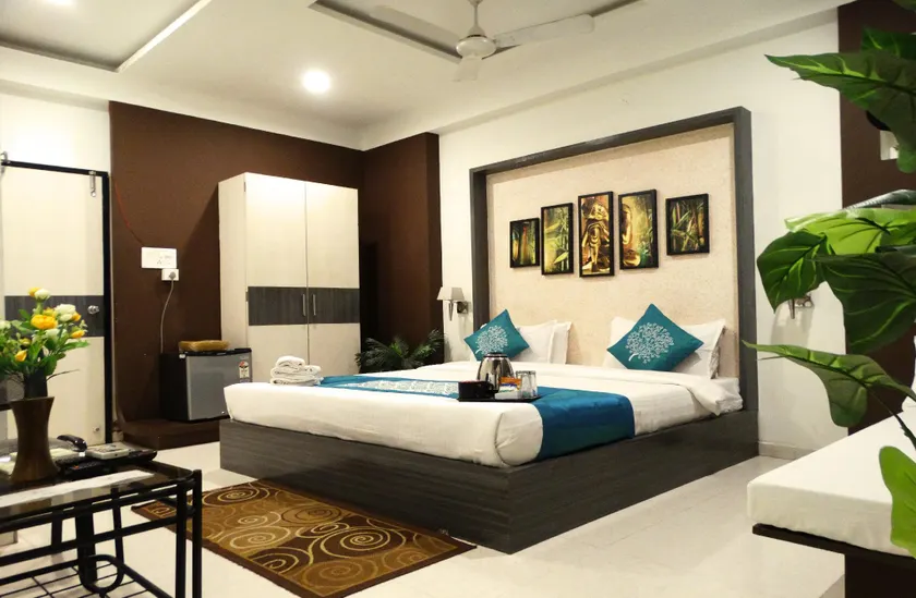 Hotel Crown - Image 1
