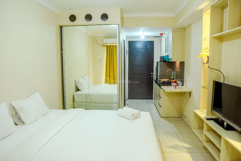 Modern Studio Room at Grand Serpong Apartment By Travelio - Image 1