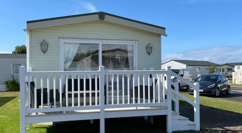 2 Bedroom Mini Lodge near the beach - Image 1