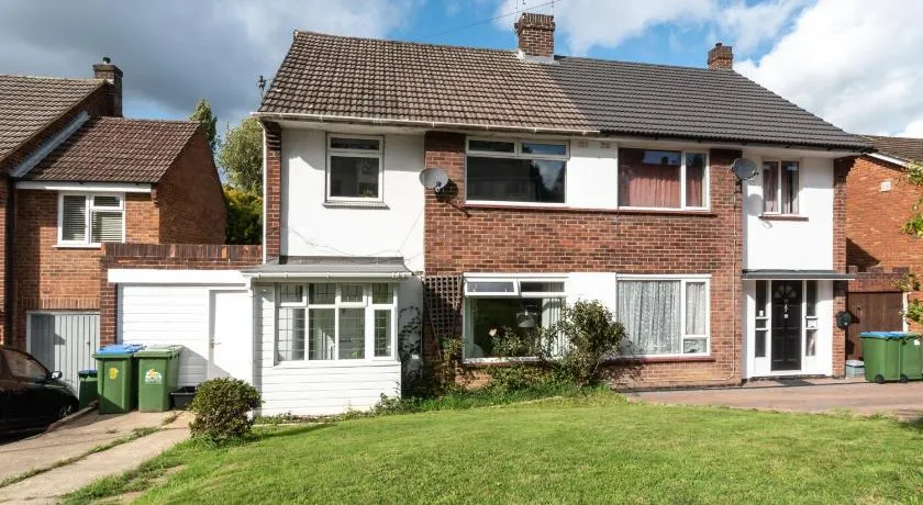 3 Bedrooms house ideal for long Stays! - Image 1