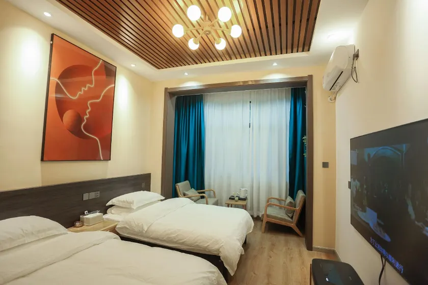 Dayin Cinema Homestay - Image 1