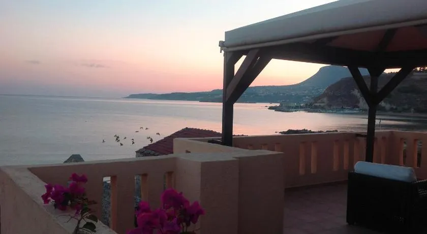 Asterias Studios & Apartments - Image 1