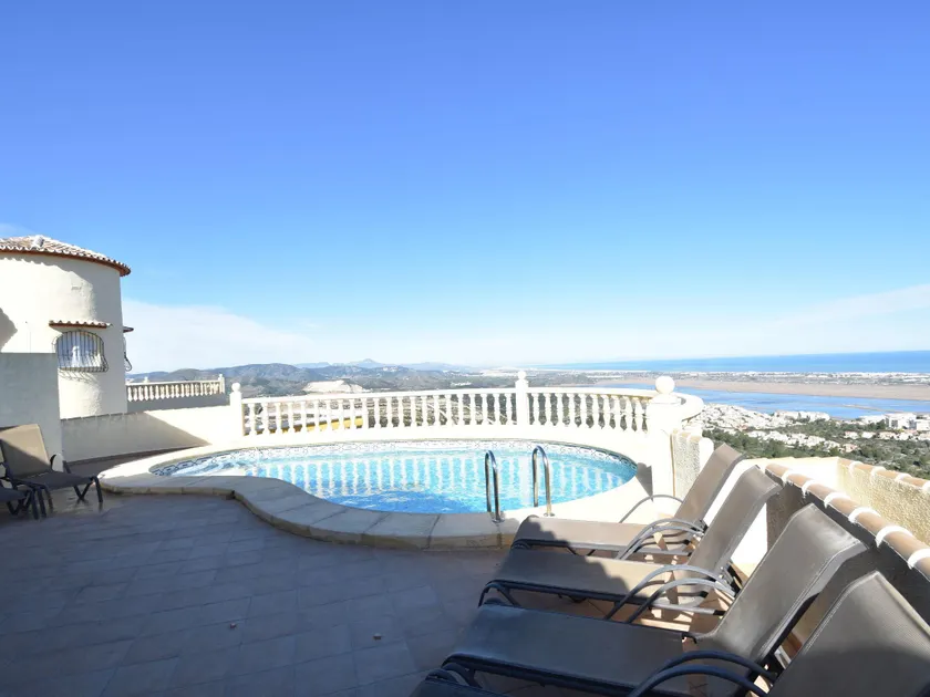 Villa with modern furnishings, a private swimming pool and a beautiful view - Image 1